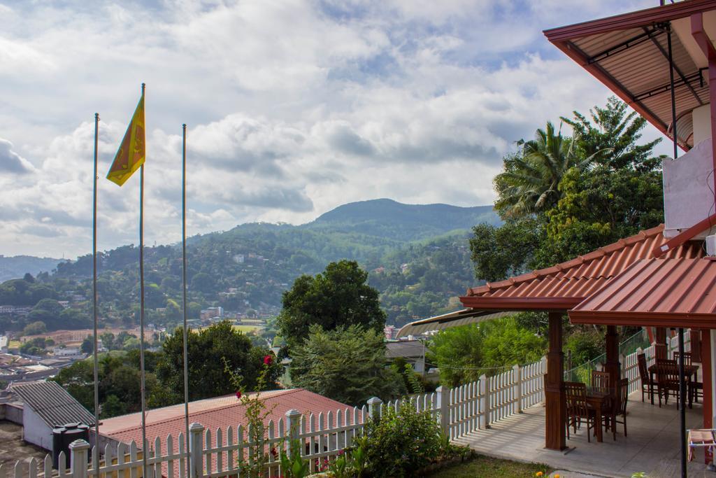 สัตโยทัย เรสซิเดนซ์ Bed & Breakfast แคนดี้ ภายนอก รูปภาพ