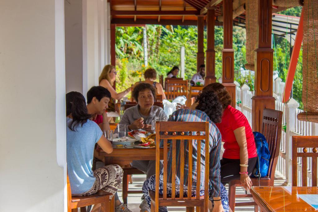 สัตโยทัย เรสซิเดนซ์ Bed & Breakfast แคนดี้ ภายนอก รูปภาพ