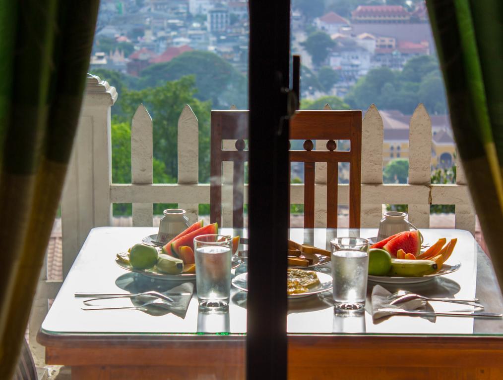 สัตโยทัย เรสซิเดนซ์ Bed & Breakfast แคนดี้ ภายนอก รูปภาพ