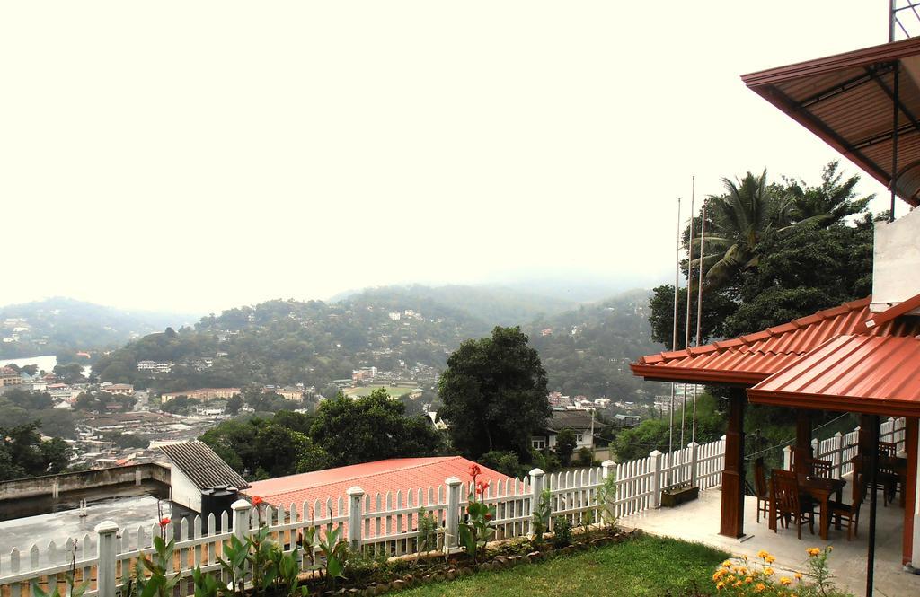 สัตโยทัย เรสซิเดนซ์ Bed & Breakfast แคนดี้ ภายนอก รูปภาพ