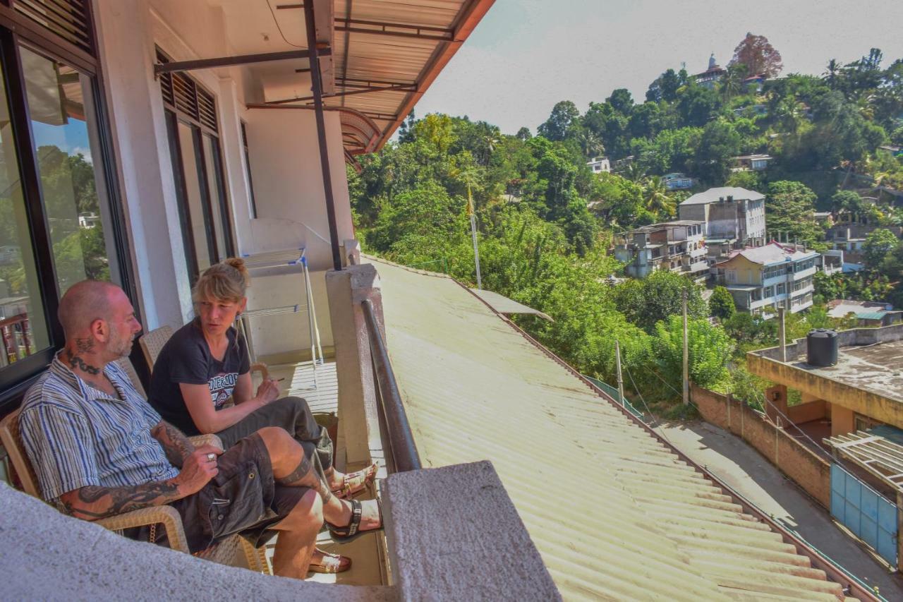 สัตโยทัย เรสซิเดนซ์ Bed & Breakfast แคนดี้ ภายนอก รูปภาพ
